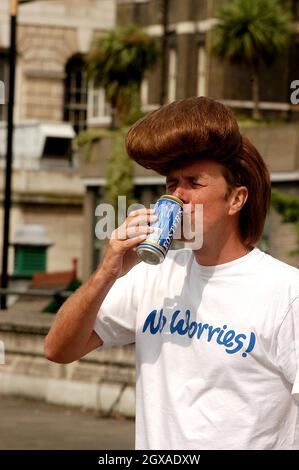 Phil Tufnell startet die neue Werbekampagne von Foster's Tuffer's Bush Trial im Walkabout Inn, Temple Place in London. Stockfoto