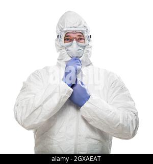 Mann mit Hazmat-Anzug, Schutzbrille und medizinischer Gesichtsmaske isoliert auf Weiß. Stockfoto