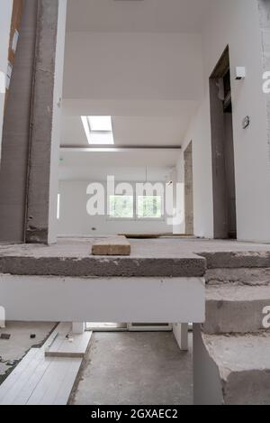 Im Inneren der Baustelle mit Trockenmauer komplett installiert bei neuen zweistufigen Wohnungsarbeiten im Gange zum neuen Haus Stockfoto