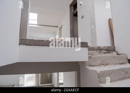 Im Inneren der Baustelle mit Trockenmauer komplett installiert bei neuen zweistufigen Wohnungsarbeiten im Gange zum neuen Haus Stockfoto