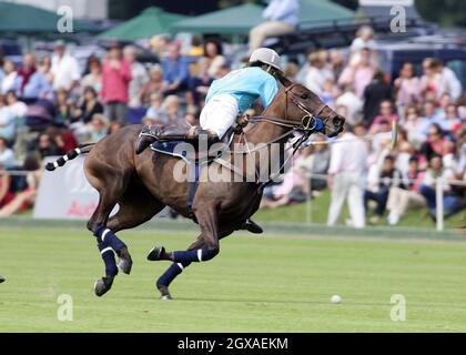 Die prestigeträchtige Veuve Clicquot gesponserte Gold Cup-Polo-Wettbewerb Finalveranstaltung im Cowdray Park, Midhurst, West Sussex. Der Finaltag gilt als eines der wichtigsten Sportereignisse der englischen Sommersaison und wird vom Young England International Match gefolgt. Stockfoto