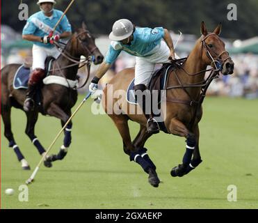 Die prestigeträchtige Veuve Clicquot gesponserte Gold Cup-Polo-Wettbewerb Finalveranstaltung im Cowdray Park, Midhurst, West Sussex. Der Finaltag gilt als eines der wichtigsten Sportereignisse der englischen Sommersaison und wird vom Young England International Match gefolgt. Stockfoto