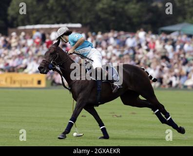 Die prestigeträchtige Veuve Clicquot gesponserte Gold Cup-Polo-Wettbewerb Finalveranstaltung im Cowdray Park, Midhurst, West Sussex. Der Finaltag gilt als eines der wichtigsten Sportereignisse der englischen Sommersaison und wird vom Young England International Match gefolgt. Stockfoto