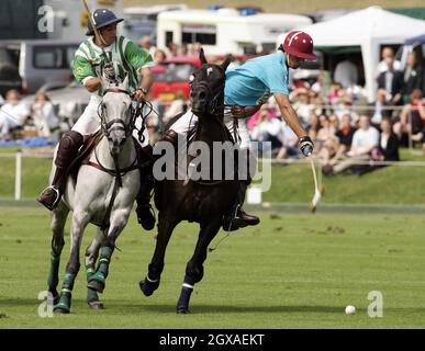 Die prestigeträchtige Veuve Clicquot gesponserte Gold Cup-Polo-Wettbewerb Finalveranstaltung im Cowdray Park, Midhurst, West Sussex. Der Finaltag gilt als eines der wichtigsten Sportereignisse der englischen Sommersaison und wird vom Young England International Match gefolgt. Stockfoto