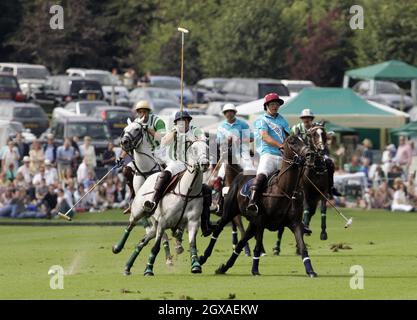 Die prestigeträchtige Veuve Clicquot gesponserte Gold Cup-Polo-Wettbewerb Finalveranstaltung im Cowdray Park, Midhurst, West Sussex. Der Finaltag gilt als eines der wichtigsten Sportereignisse der englischen Sommersaison und wird vom Young England International Match gefolgt. Stockfoto