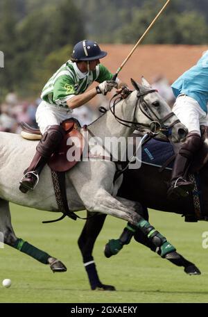 Die prestigeträchtige Veuve Clicquot gesponserte Gold Cup-Polo-Wettbewerb Finalveranstaltung im Cowdray Park, Midhurst, West Sussex. Der Finaltag gilt als eines der wichtigsten Sportereignisse der englischen Sommersaison und wird vom Young England International Match gefolgt. Stockfoto