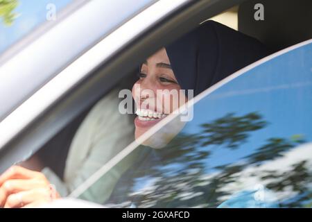 Schwarze Afrikanische Frau Aus Dem Nahen Osten, Die Mit Einem Luxusauto Reist Stockfoto