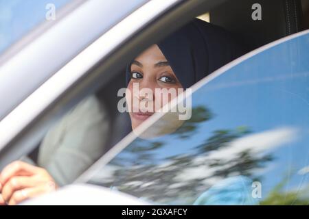 Schwarze Afrikanische Frau Aus Dem Nahen Osten, Die Mit Einem Luxusauto Reist Stockfoto