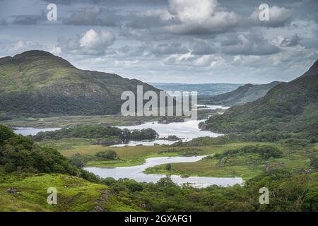 Iren ikonischer Aussichtspunkt, Ladies View, Nahaufnahme von Seen, grünem Tal und Bergen, Killarney, Rink of Kerry, Irland Stockfoto