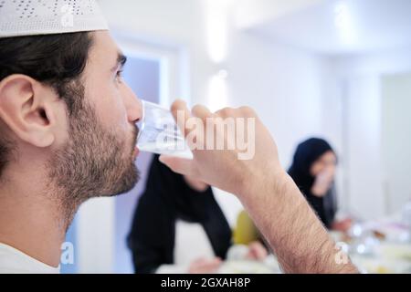 Eid Mubarak muslimische Familie mit Iftar Abendessen Trinkwasser zum Fest zu brechen. Essen traditionelle Speisen während des Ramadan Festmonat zu Hause. Die Islami Stockfoto