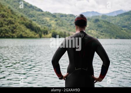 Authentisches Triathlet-Schwimmer-Portrait in Neoprenanzug beim morgendlichen Training Stockfoto