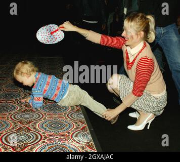 Gast und ihre Sonat Betty Jackson Modenschau im Rahmen der Londoner Fashion Week. Stockfoto