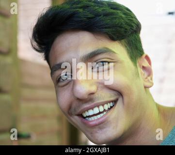 Porträt eines trendigen Studenten oder jungen Geschäftsmanns aus dem Nahen Osten Stockfoto