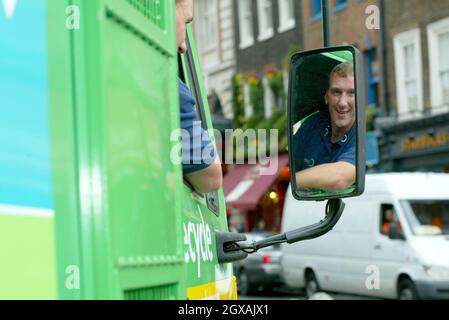 Der Olympiasieger Matthew Pinsent CBE startet Recycle Now, eine neue nationale Multi-Media-Werbekampagne über Â£Millionen 10, um die Menschen dazu zu ermutigen, mehr von ihrem Hausmüll öfter zu recyceln und wird auch ein neues nationales Symbol für Recycling enthüllen. Der Start fand an der East Piazza, Covent Garden, London, statt. Stockfoto