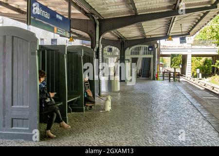 Der S-Bahnhof Frohnau bedient die S1-Bahnlinie des Berlin-Brandenburg-Nahverkehrsnetzes.Menschen auf dem Bahnsteig Stockfoto