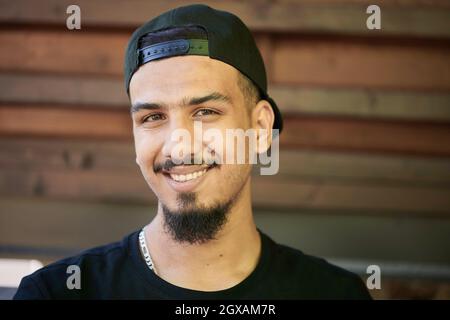 Porträt eines trendigen Studenten oder jungen Geschäftsmanns aus dem Nahen Osten Stockfoto