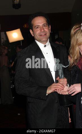 Tony Shalhoub bei den Annual Screen Actors Guild Awards 10., die 2004 im Shrine Auditorium in Los Angeles, Kalifornien, USA, verliehen wurden. Stockfoto