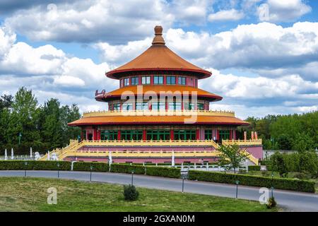 Außenansicht des chinesischen Restaurants Himmels Pagode in Hohen Neuendorf, Berlin. Farbenfrohes, mehrstöckiges Gebäude Stockfoto
