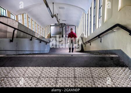 Der S-Bahnhof Frohnau bedient die S1-Bahnlinie des Berlin-Brandenburg-Nahverkehrsnetzes.Treppen zum Bahnsteig. Stockfoto