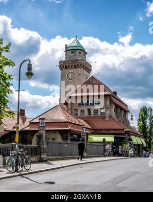 S-Bahn-Station Frohnau und Casino-Turm. Der Bahnhof bedient die S1-Bahnlinie des Berlin-Brandenburg-Nahverkehrsnetzes. Stockfoto