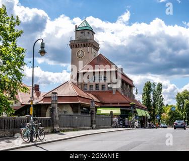 S-Bahn-Station Frohnau und Casino-Turm. Der Bahnhof bedient die S1-Bahnlinie des Berlin-Brandenburg-Nahverkehrsnetzes. Stockfoto