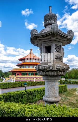 Außenansicht des chinesischen Restaurants Himmels Pagode in Hohen Neuendorf, Berlin. Farbenfrohes, mehrstöckiges Gebäude Stockfoto
