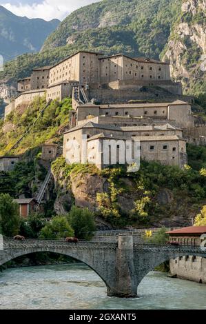 Schöne Aussicht auf die Forte di Bard und den Fluss Dora Baltea, Aostatal, Italien Stockfoto