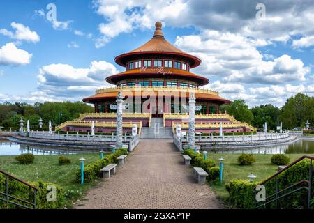 Außenansicht des chinesischen Restaurants Himmels Pagode in Hohen Neuendorf, Berlin. Farbenfrohes, mehrstöckiges Gebäude Stockfoto