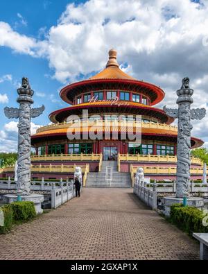 Außenansicht des chinesischen Restaurants Himmels Pagode in Hohen Neuendorf, Berlin. Farbenfrohes, mehrstöckiges Gebäude Stockfoto