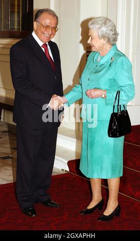 Die Königin schüttelt die Hände mit dem Präsidenten von Rumänien, Ion Iliescu, bevor er den Buckingham Palace verlässt, nach einem privaten Mittagessen in London. Anwar Hussein/allactiondigital.com Stockfoto