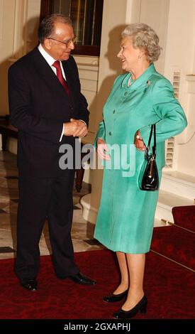 Die Königin schüttelt die Hände mit dem Präsidenten von Rumänien, Ion Iliescu, bevor er den Buckingham Palace verlässt, nach einem privaten Mittagessen in London. Anwar Hussein/allactiondigital.com Stockfoto