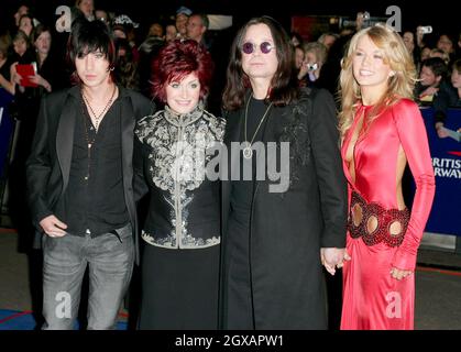 Ozzy Osbourne, Sharon Osbourne und X-Factor-Star Roberta Howett bei den National Television Awards 2004, ihrem 10.-jährigen Jubiläum, in der Royal Albert Hall, London. Stockfoto