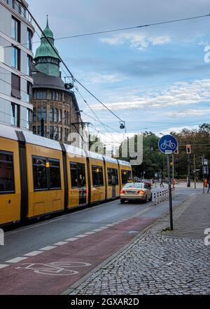 Eine gut geplante Stadtstraße. Platz für Straßenbahn, Auto, Fahrräder und Fußgänger. Invalidenstraße, Mitte, Berlin Stockfoto