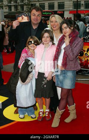 Paul Ross und Familie bei der Premiere von Disney präsentiert einen Pixar-Film „die Unglaublichen“ in London Stockfoto