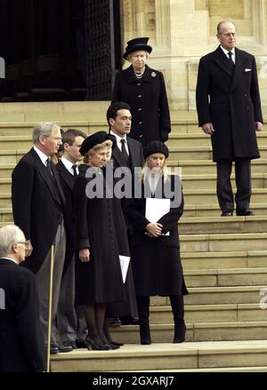 Die Königin und Prinz Philip bei der Beerdigung von Prinzessin Alice in der St. Georges Chapel Windsor Stockfoto