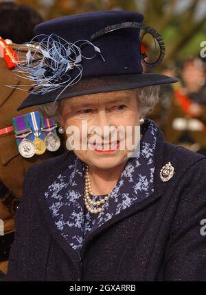 Die britische Königin Elizabeth II. Kommt in Howe Barracks in Canterbury, Kent, um dem 1. Bataillon der Argyll- und Sutherland-Highlander das Wilkinson Sword of Peace für den Aufbau guter Beziehungen zu den Gemeinden während ihres Dienstes im Irak, Dienstag, den 9. November 2004, zu präsentieren. Anwar Hussein/allactiondigital.com Stockfoto