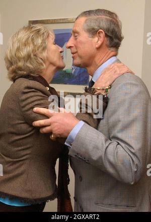 Prinz Charles begrüßt Annabel Elliot, die Schwester von Frau Camilla Parker-Bowles, am Montag, den 8. November 2004, im Integrierten Gesundheitszentrum in Poundbury in Dorchester, Dorset.der Prinz von Wales eröffnete die Klinik, die sowohl homöopathische Remideen als auch konventionellere Methoden der Gesundheitsversorgung anbietet Stockfoto