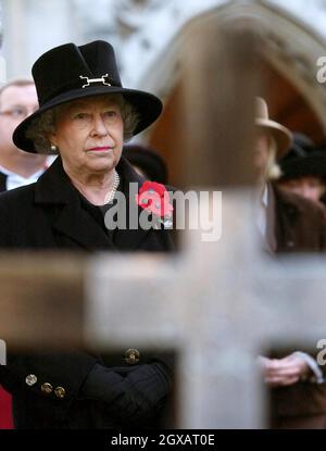 Die britische Königin Elizabeth II. Bei einem Gottesdienst zum Waffenstillstandstag am 11/11/2004 auf dem Feld der Erinnerung auf dem Gelände der Londoner Westminster Abbey. Hunderte von kleinen Holzkreuzen, die auf dem Gelände der Abtei gepflanzt und mit einem blutroten Mohnblumen geschmückt sind, tragen den Namen eines gefallenen Angehörigen und die Botschaft des Gedenkens. Anwar Hussein/allactiondigital.com Stockfoto