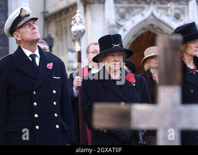 Die britische Königin Elizabeth II. Und der Herzog von Edinburgh bei einem Gottesdienst zum Waffenstillstandstag am 11/11/2004 auf dem Gelände der Londoner Westminster Abbey. Hunderte von kleinen Holzkreuzen, die auf dem Gelände der Abtei gepflanzt und mit einem blutroten Mohnblumen geschmückt sind, tragen den Namen eines gefallenen Angehörigen und die Botschaft des Gedenkens. Anwar Hussein/allactiondigital.com Stockfoto