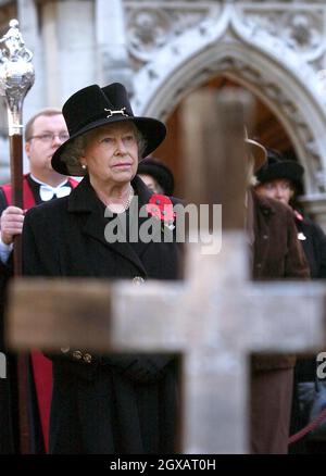 Die britische Königin Elizabeth II. Bei einem Gottesdienst zum Waffenstillstandstag am 11/11/2004 auf dem Feld der Erinnerung auf dem Gelände der Londoner Westminster Abbey. Hunderte von kleinen Holzkreuzen, die auf dem Gelände der Abtei gepflanzt und mit einem blutroten Mohnblumen geschmückt sind, tragen den Namen eines gefallenen Angehörigen und die Botschaft des Gedenkens. Anwar Hussein/allactiondigital.com Stockfoto