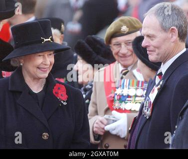 Die britische Königin Elizabeth II. Bei einem Gottesdienst zum Waffenstillstandstag am 11/11/2004 auf dem Feld der Erinnerung auf dem Gelände der Londoner Westminster Abbey. Hunderte von kleinen Holzkreuzen, die auf dem Gelände der Abtei gepflanzt und mit einem blutroten Mohnblumen geschmückt sind, tragen den Namen eines gefallenen Angehörigen und die Botschaft des Gedenkens. Anwar Hussein/allactiondigital.com Stockfoto