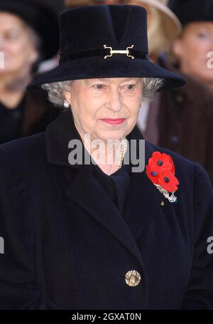 Die britische Königin Elizabeth II. Bei einem Gottesdienst zum Waffenstillstandstag am 11/11/2004 auf dem Feld der Erinnerung auf dem Gelände der Londoner Westminster Abbey. Hunderte von kleinen Holzkreuzen, die auf dem Gelände der Abtei gepflanzt und mit einem blutroten Mohnblumen geschmückt sind, tragen den Namen eines gefallenen Angehörigen und die Botschaft des Gedenkens. Anwar Hussein/allactiondigital.com Stockfoto