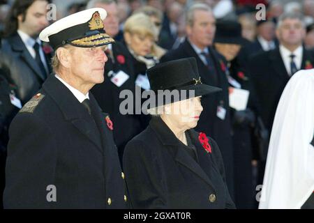 Königin Elizabeth II. Und der Herzog von Edinburgh nehmen am 11/11/2004 an einem Gottesdienst zum Waffenstillstandstag im Field of Remembrance auf dem Gelände der Londoner Westminster Abbey Teil. Stockfoto