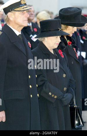 Königin Elizabeth II. Und der Herzog von Edinburgh nehmen am 11/11/2004 an einem Gottesdienst zum Waffenstillstandstag im Field of Remembrance auf dem Gelände der Londoner Westminster Abbey Teil. Stockfoto