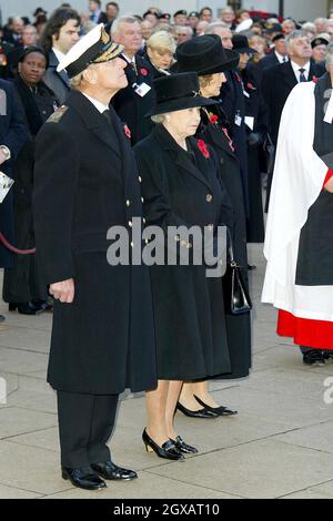 Königin Elizabeth II. Und der Herzog von Edinburgh nehmen am 11/11/2004 an einem Gottesdienst zum Waffenstillstandstag im Field of Remembrance auf dem Gelände der Londoner Westminster Abbey Teil. Stockfoto