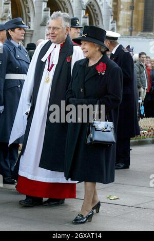 Königin Elizabeth II. Nimmt am 11/11/2004 an einem Gottesdienst zum Waffenstillstandstag auf dem Gelände der Londoner Westminster Abbey Teil. Stockfoto