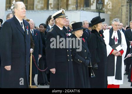 Königin Elizabeth II. Und der Herzog von Edinburgh nehmen am 11/11/2004 an einem Gottesdienst zum Waffenstillstandstag im Field of Remembrance auf dem Gelände der Londoner Westminster Abbey Teil. Stockfoto