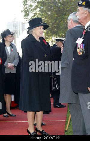 Königin Elizabeth II. Nimmt am 11/11/2004 an einem Gottesdienst zum Waffenstillstandstag auf dem Gelände der Londoner Westminster Abbey Teil. Stockfoto