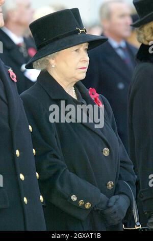 Königin Elizabeth II. Nimmt am 11/11/2004 an einem Gottesdienst zum Waffenstillstandstag auf dem Gelände der Londoner Westminster Abbey Teil. Stockfoto