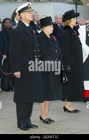 Königin Elizabeth II. Und der Herzog von Edinburgh nehmen am 11/11/2004 an einem Gottesdienst zum Waffenstillstandstag im Field of Remembrance auf dem Gelände der Londoner Westminster Abbey Teil. Stockfoto